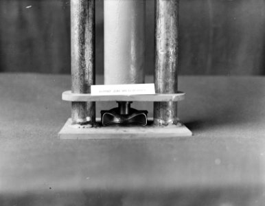 9x12_Beproeving_stalen_neuzen_werkschoenen,_Bestanddeelnr_256-0694