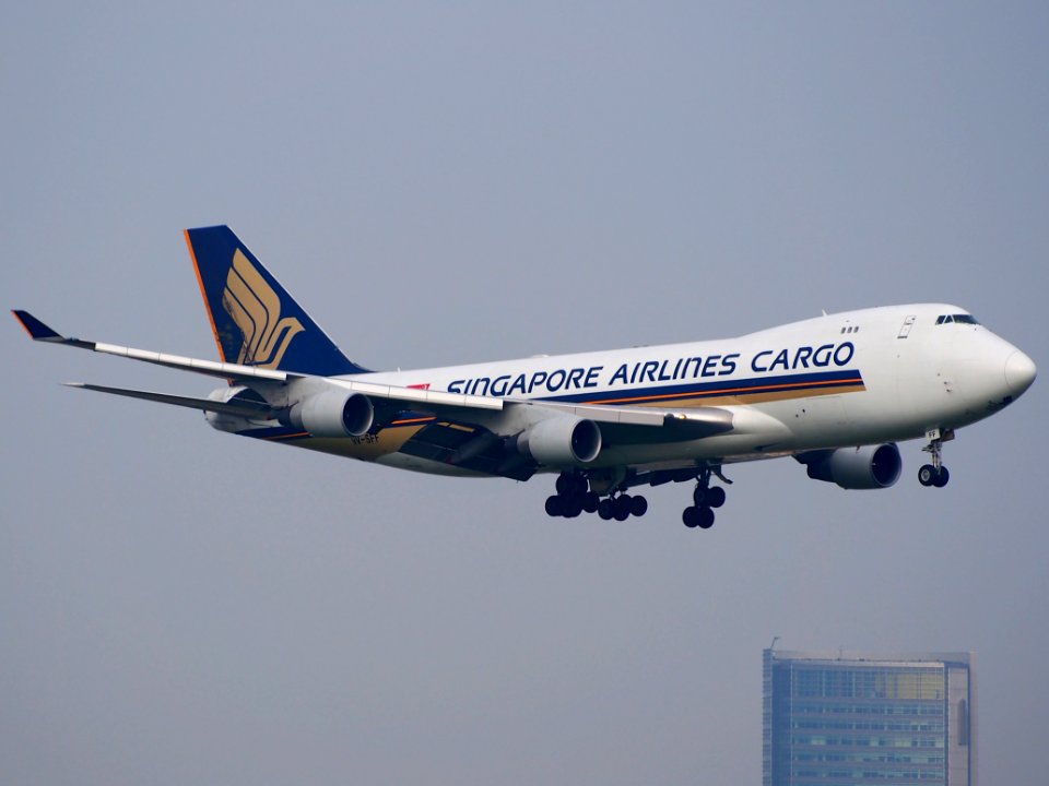 9V-SFF_landing_at_Schiphol_(AMS_-_EHAM),_The_Netherlands,_pic2