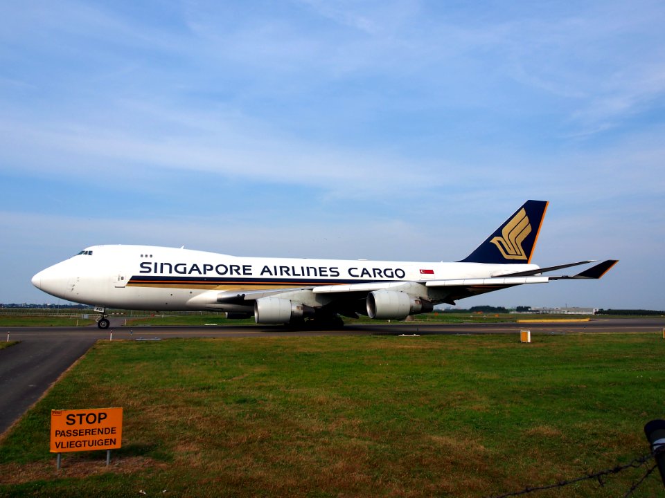 9V-SFG_Singapore_Airlines_Cargo_Boeing_747-412F_-_cn_26558,_taxiing_22july2013_pic-005