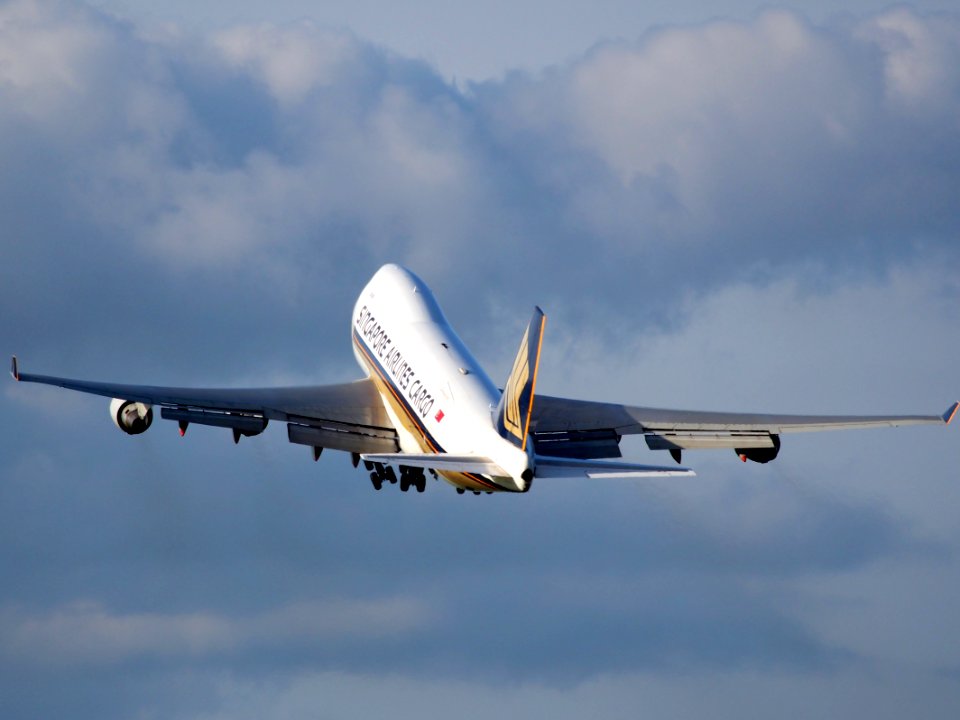 9V-SFG_Singapore_Airlines_Cargo_Boeing_747-412F_takeoff_from_Polderbaan,_Schiphol_(AMS_-_EHAM)_at_sunset,_pic4