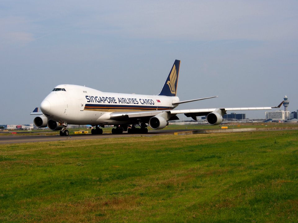 9V-SFG_Singapore_Airlines_Cargo_Boeing_747-412F_-_cn_26558,_taxiing_22july2013_pic-003