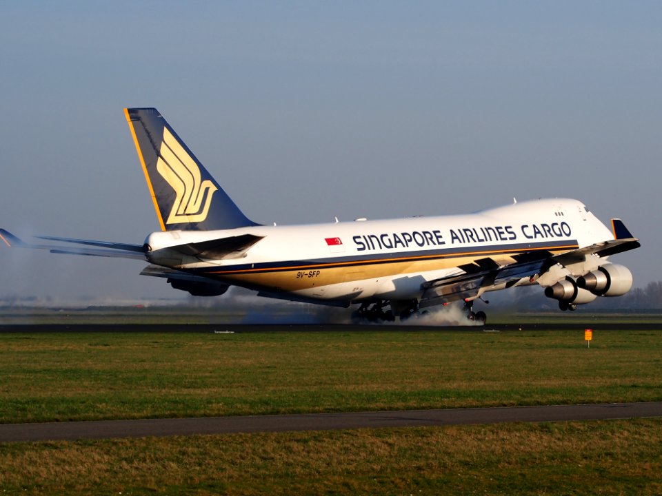 9V-SFP_Singapore_Airlines_Cargo_Boeing_747-412F,_landing_at_Schiphol_(AMS_-_EHAM),_Netherlands,_pic6