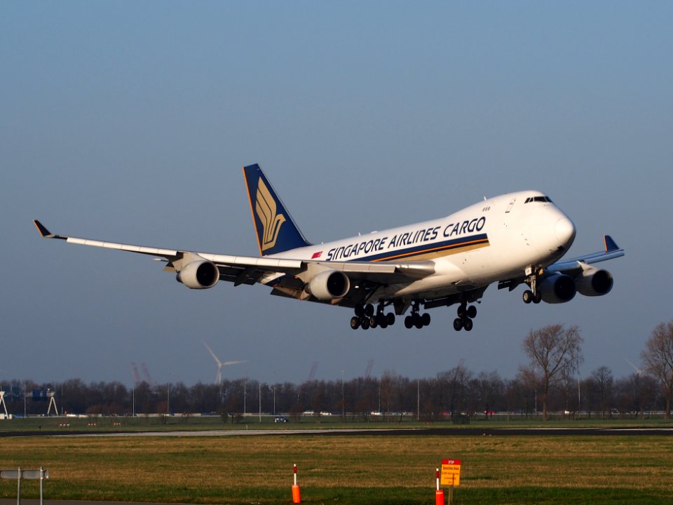 9V-SFP_Singapore_Airlines_Cargo_Boeing_747-412F,_landing_at_Schiphol_(AMS_-_EHAM),_Netherlands,_pic2