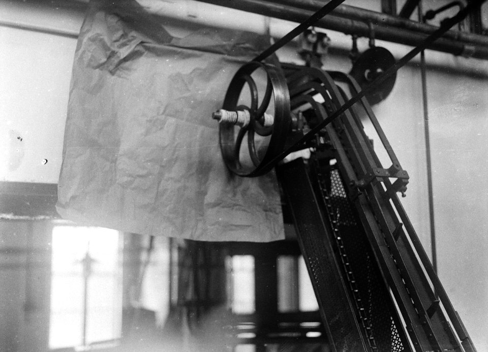 9x12.5_Bovenaandrijfwerk_van_de_bodemstanzmachine_(jaarverslag_1936_9e_district),_Bestanddeelnr_256-0522
