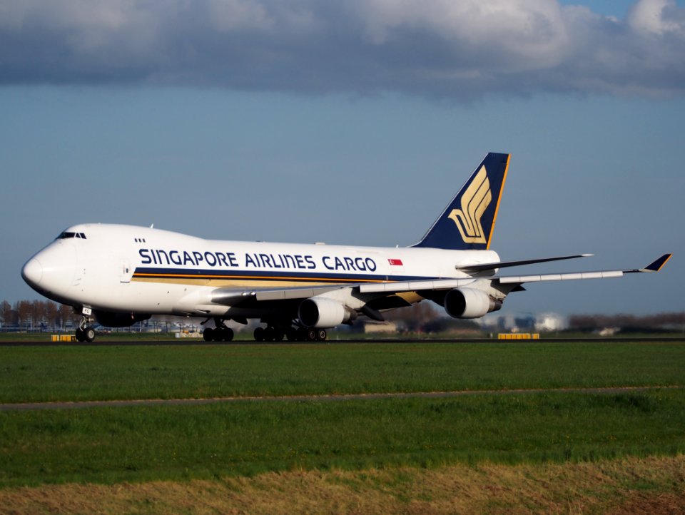 9V-SFG_Singapore_Airlines_Cargo_Boeing_747-412F_takeoff_from_Polderbaan,_Schiphol_(AMS_-_EHAM)_at_sunset,_pic2