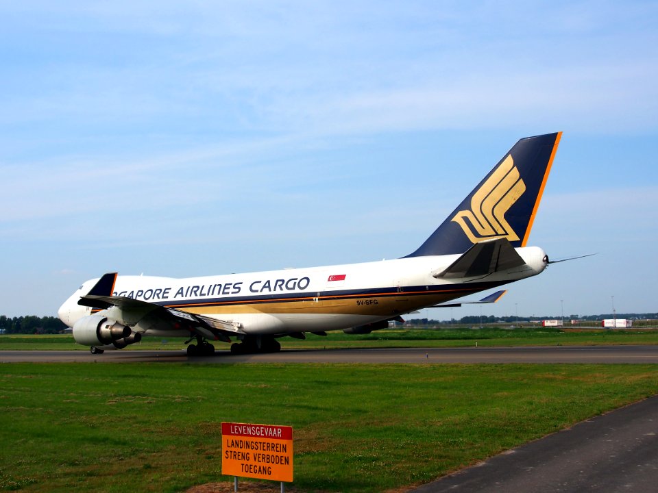 9V-SFG_Singapore_Airlines_Cargo_Boeing_747-412F_-_cn_26558,_taxiing_22july2013_pic-008