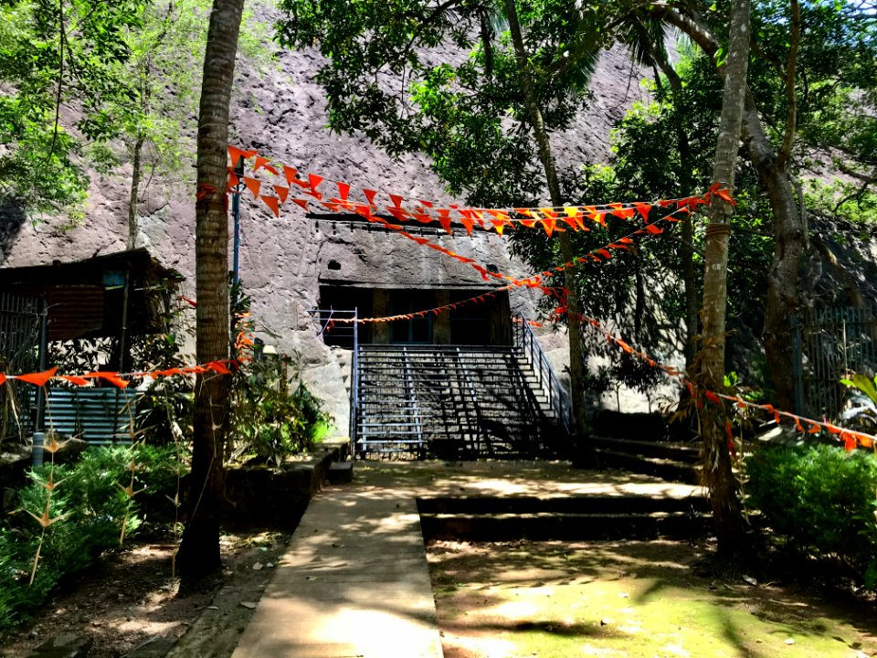 9th-century_Rock_Cut_Cave_Temple_and_Nandeeswarar_temple,_Tirunandikkare,_Kanyakumari,_Tamil_Nadu_India_-_5