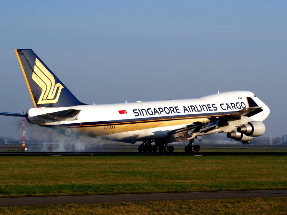 9V-SFP_Singapore_Airlines_Cargo_Boeing_747-412F,_landing_at_Schiphol_(AMS_-_EHAM),_Netherlands,_pic5