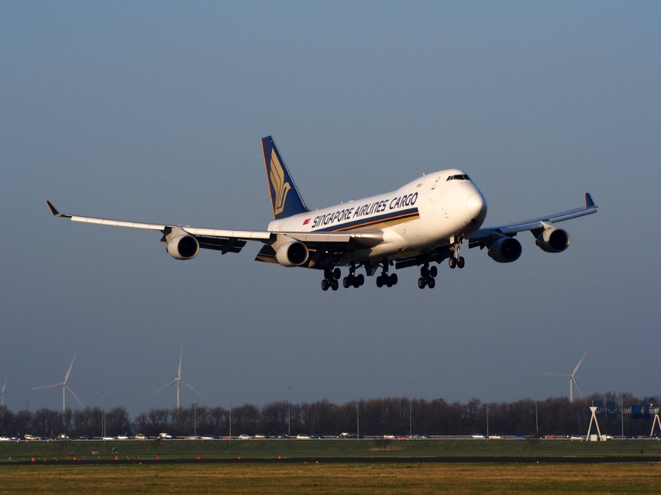 9V-SFP_Singapore_Airlines_Cargo_Boeing_747-412F,_landing_at_Schiphol_(AMS_-_EHAM),_Netherlands,_pic1