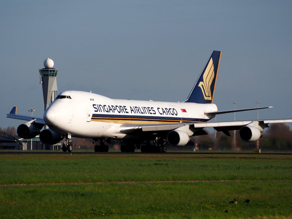 9V-SFG_Singapore_Airlines_Cargo_Boeing_747-412F_takeoff_from_Polderbaan,_Schiphol_(AMS_-_EHAM)_at_sunset,_pic1