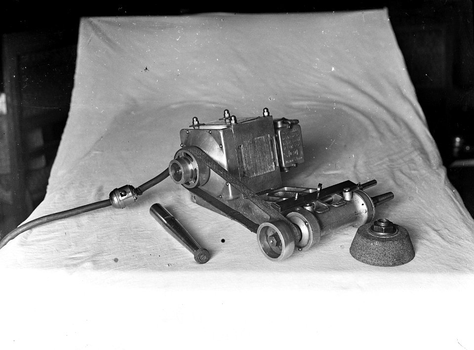 9x12_Elektrische_slijpmachine_Rectifieuse,_Bestanddeelnr_256-0417