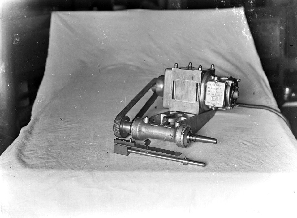 9x12_Elektrische_slijpmachine_Rectifieuse,_Bestanddeelnr_256-0415