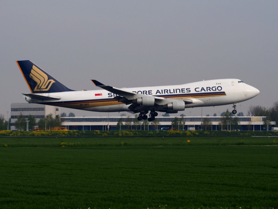 9V-SFF_landing_at_Schiphol_(AMS_-_EHAM),_The_Netherlands,_pic5