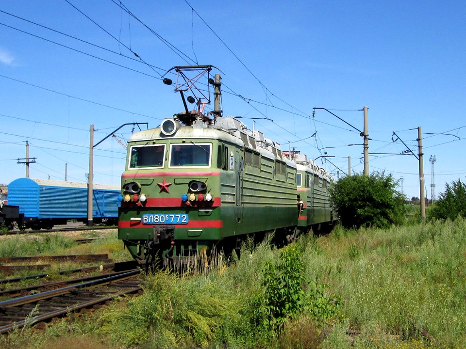 ВЛ80С-772,_Казахстан,_Карагандинская_область,_депо_Караганда-Сортировочная_(Trainpix_107748)
