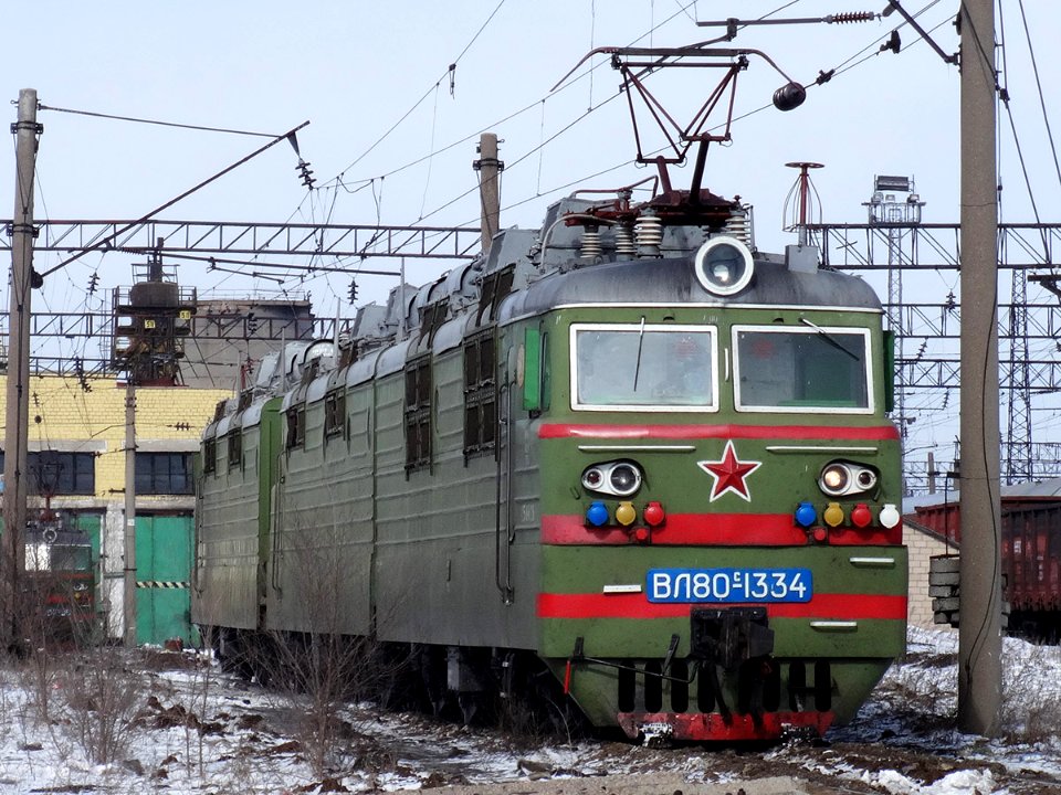 ВЛ80С-1334,_Kazakhstan,_Karaganda_region,_Karaganda_depot_(Trainpix_126869)