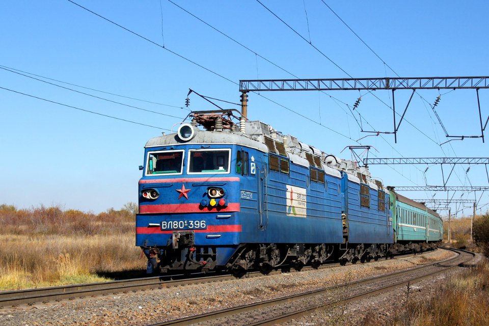 ВЛ80С-396,_Казахстан,_Карагандинская_область,_перегон_Жана_Караганды_-_Майкудук_(Trainpix_207574)