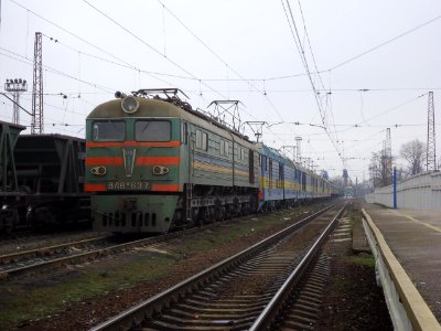 ВЛ8-637,_Украина,_Днепропетровская_область,_станция_Нижнеднепровск-Узел_(Trainpix_47627)