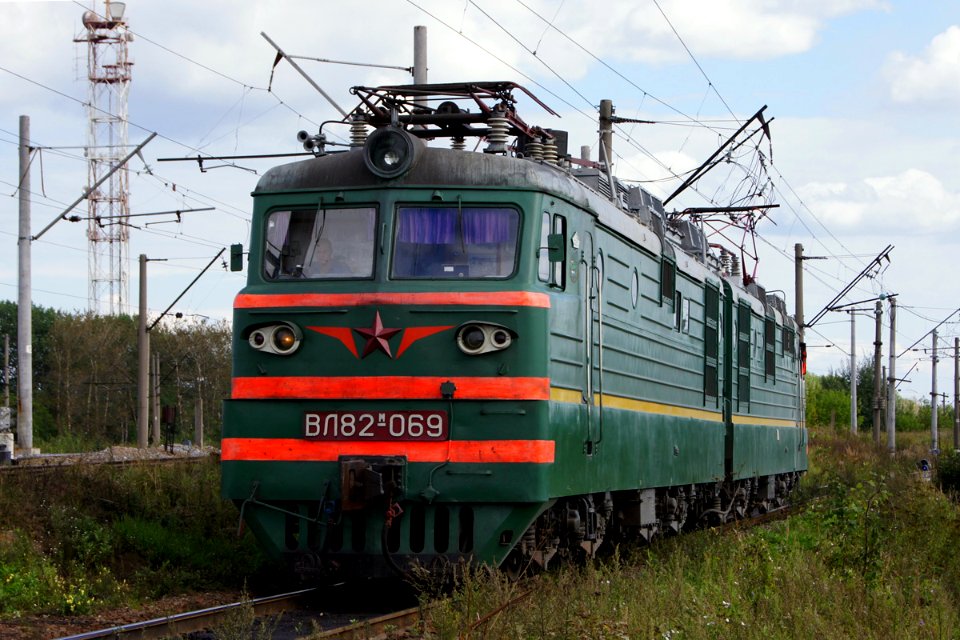 ВЛ82М-069,_Россия,_Ленинградская_область,_станция_Волховстрой-I_(Trainpix_41461)