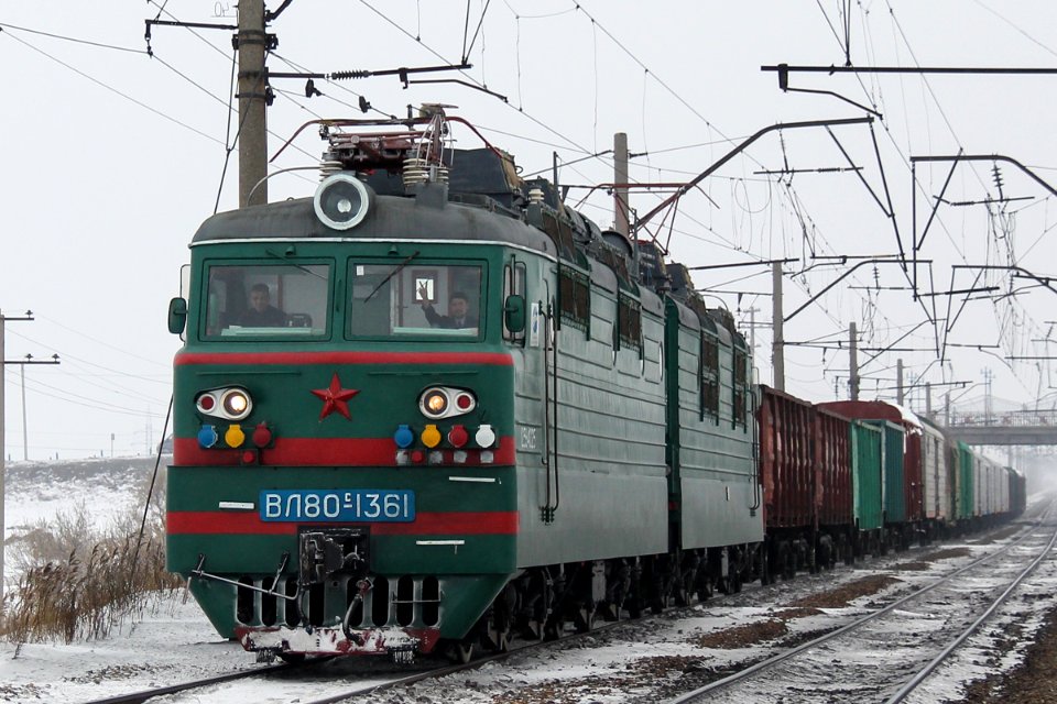 ВЛ80С-1361,_Казахстан,_Карагандинская_область,_перегон_Жана_Караганды_-_Майкудук_(Trainpix_185926)