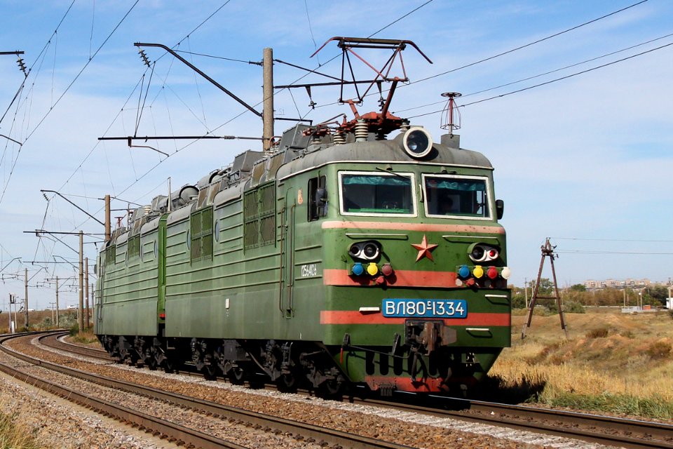 ВЛ80С-1334,_Казахстан,_Карагандинская_область,_перегон_Майкудук_-_Жана_Караганды_(Trainpix_174553)