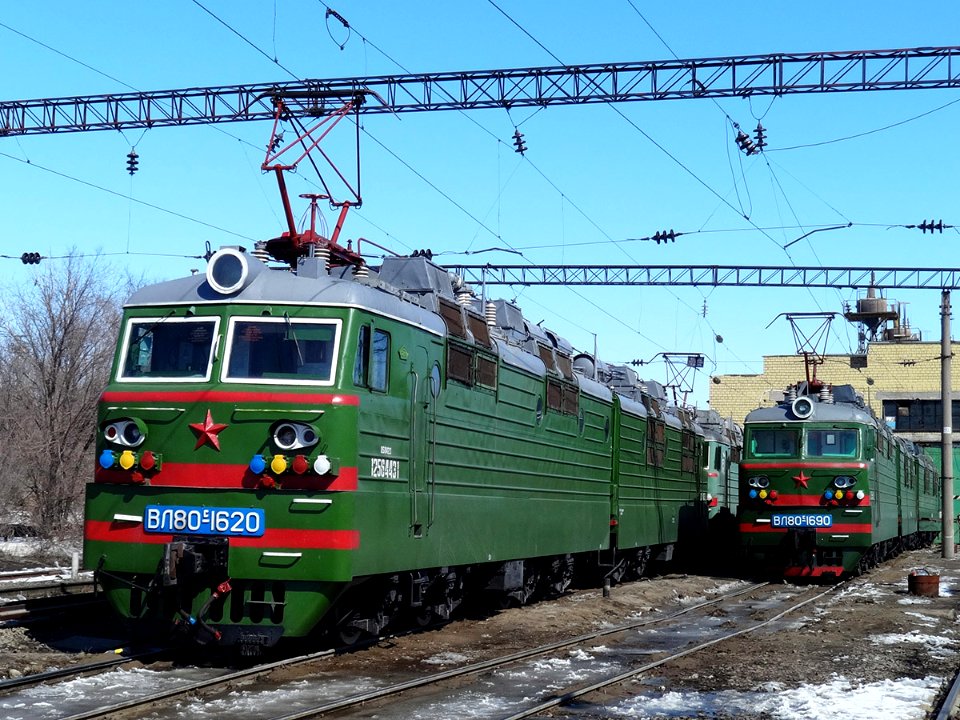 ВЛ80С-1690,_Kazakhstan,_Karaganda_region,_Karaganda_depot_(Trainpix_128884)