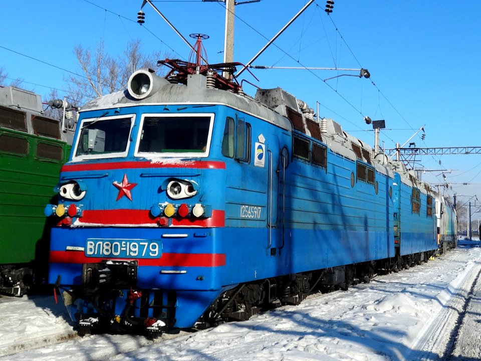 ВЛ80С-1979,_Kazakhstan,_Karaganda_region,_Karaganda_depot_(Trainpix_121073)