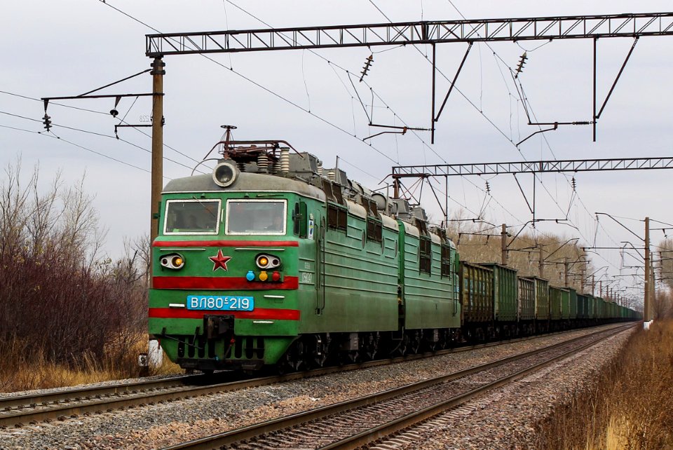 ВЛ80С-219,_Казахстан,_Карагандинская_область,_перегон_Жана_Караганды_-_Майкудук_(Trainpix_145933)