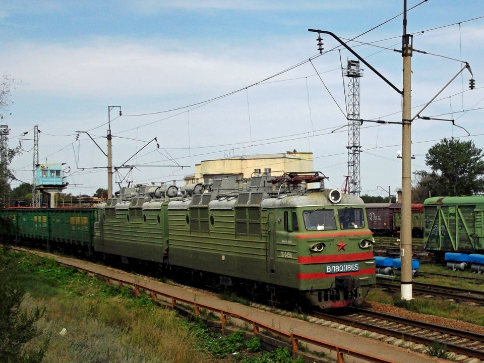 ВЛ80Т-1865,_Kazakhstan,_Karaganda_region,_Karaganda-Sorting_station_(Trainpix_71291)