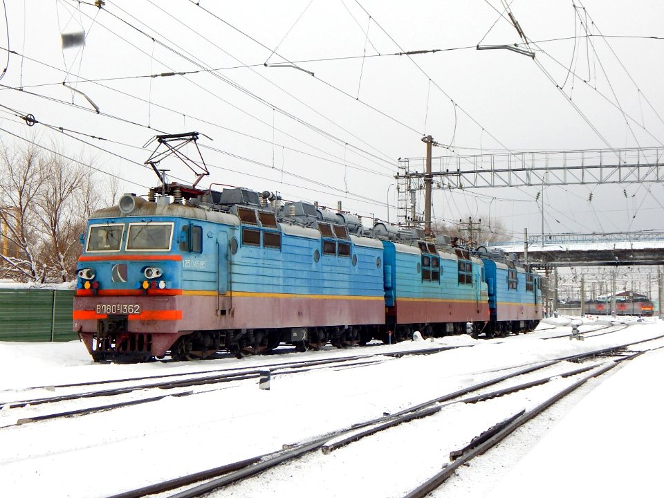 ВЛ80С-1362,_Россия,_Самарская_область,_станция_Сызрань_(Trainpix_211916)