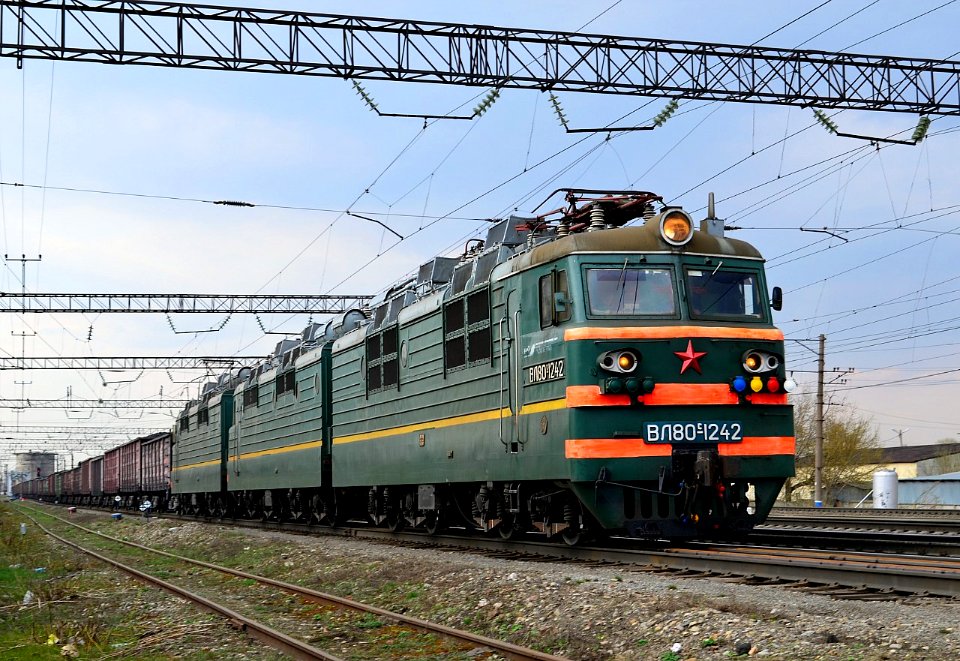 ВЛ80С-1242,_Russia,_Penza_region,_Penza-III_station_(Trainpix_98675)