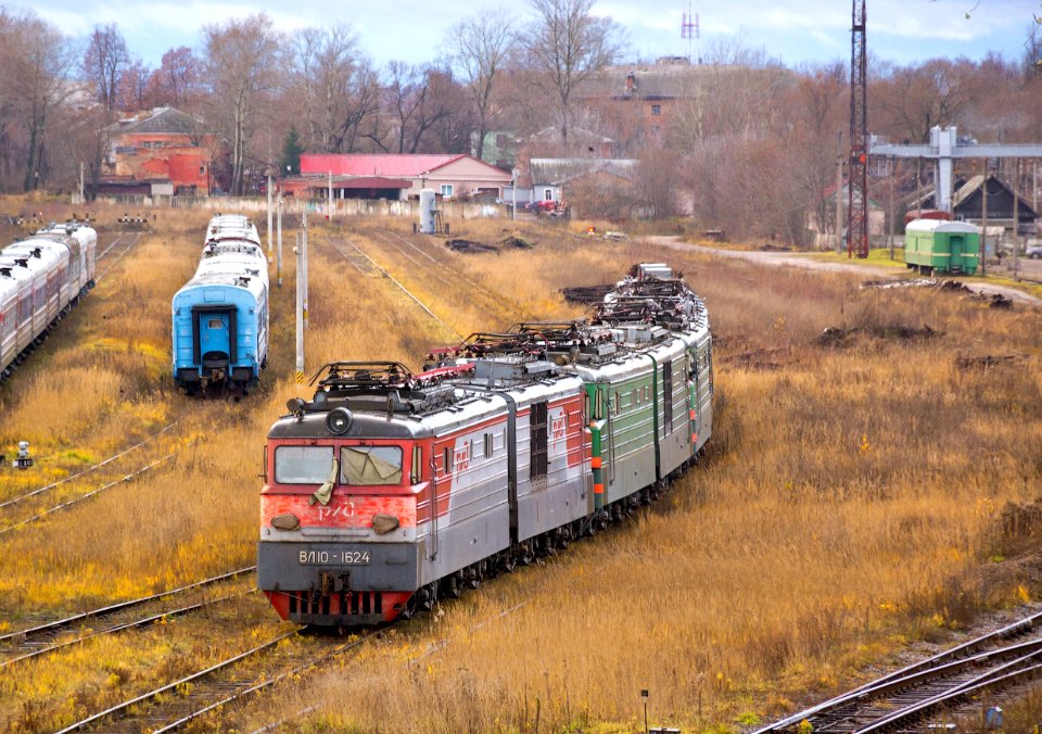 ВЛ10-1624,_Russia,_Pskov_region,_Velikiye_Luki_station_(Trainpix_151156)