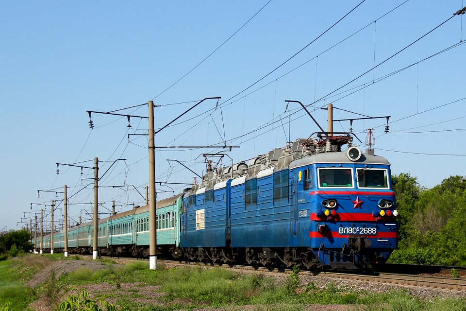 ВЛ80С-2688,_Казахстан,_Карагандинская_область,_перегон_Караганда_-_Майкудук_(Trainpix_198448)
