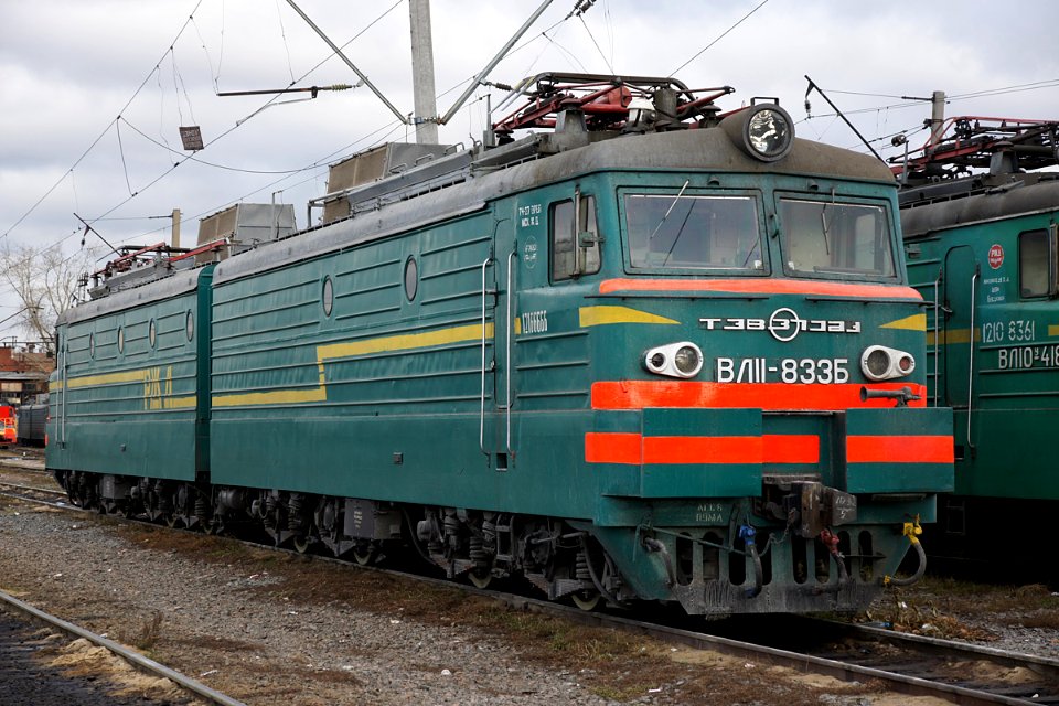ВЛ11.8-833,_Russia,_Moscow,_Lyublino-Sorting_station_(Trainpix_72338)