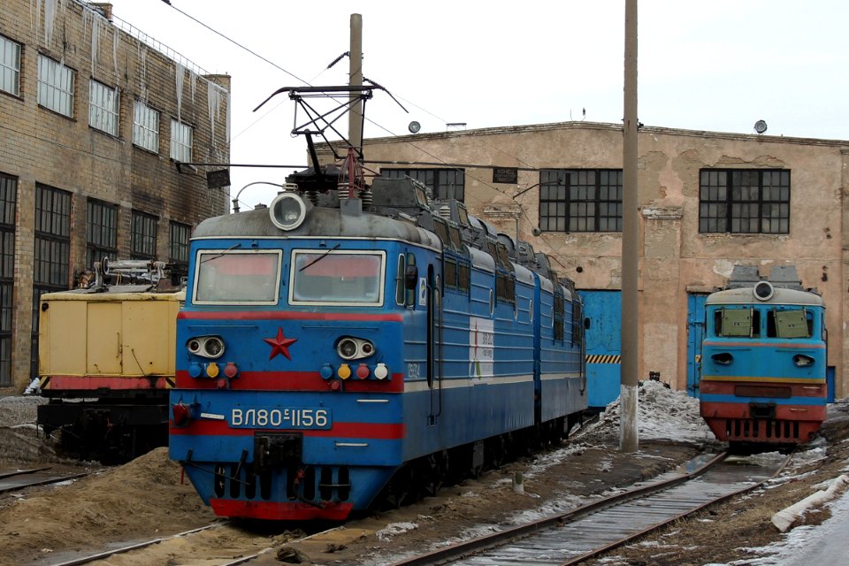 ВЛ80С-1156,_Kazakhstan,_Karaganda_region,_Karaganda_depot_(Trainpix_189336)