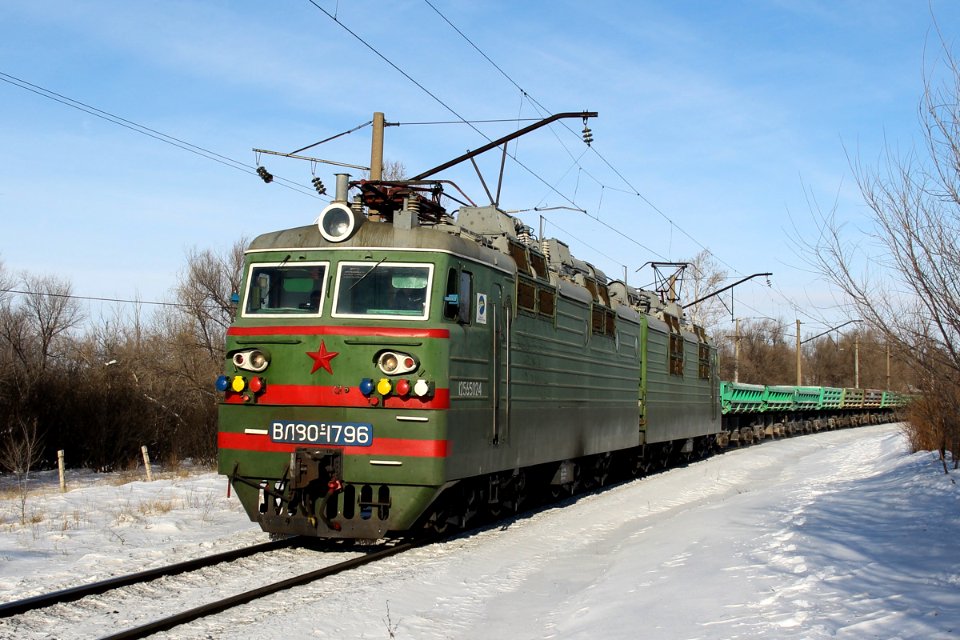 ВЛ80С-1796,_Kazakhstan,_Karaganda_region,_Karaganda-Sorting_station_(Trainpix_180928)