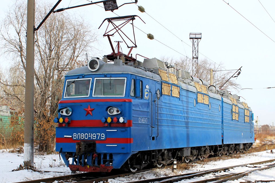 ВЛ80С-1979,_Kazakhstan,_Karaganda_region,_Karaganda_depot_(Trainpix_146445)
