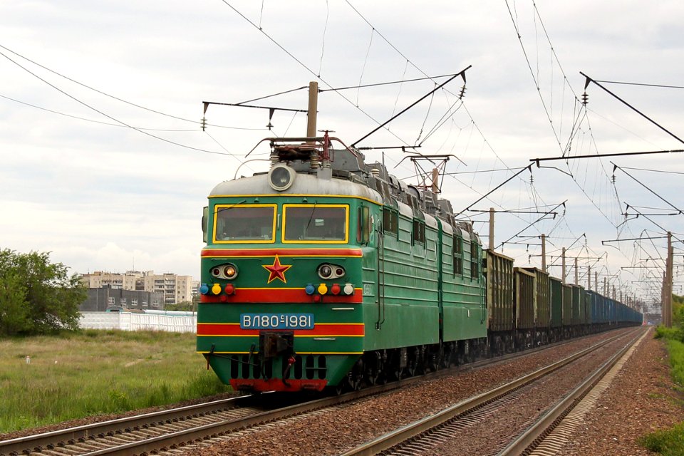 ВЛ80С-1981,_Казахстан,_Карагандинская_область,_перегон_Караганда_-_Караганозек_(Trainpix_197875)