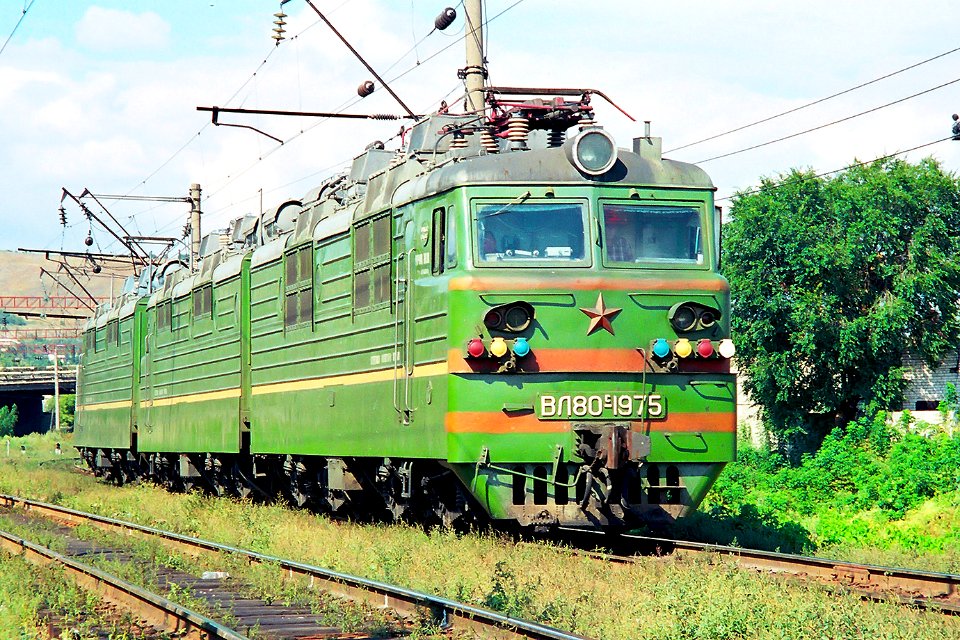 ВЛ80С-1975,_Russia,_Saratov_region,_Saratov-I-Passenger_-_Saratov-II_stretch_(Trainpix_149799)