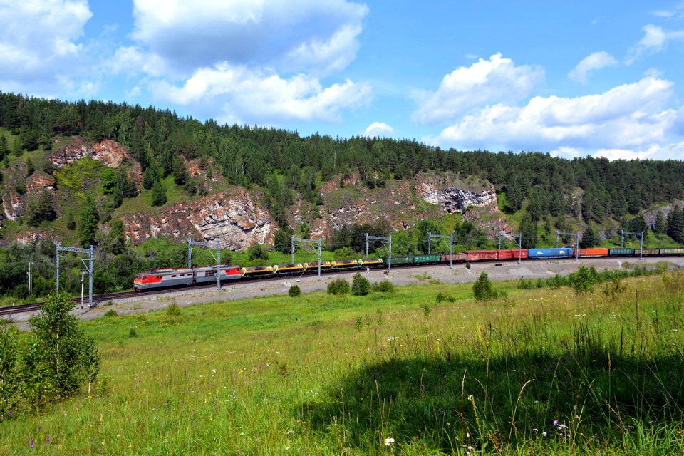 ВЛ10-064,_Россия,_Башкортостан,_перегон_Яхино_-_Усть-Катав_(Trainpix_202396)