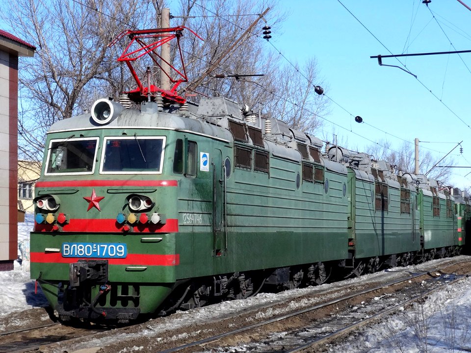 ВЛ80С-1709,_Kazakhstan,_Karaganda_region,_Karaganda_depot_(Trainpix_126588)