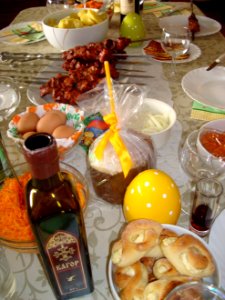 Праздничный_стол_на_Пасху_2014_(Шашлык,_домашняя_выпечка,_кагор)