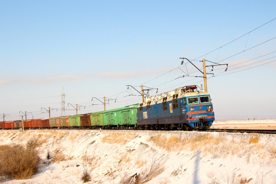 ВЛ80С-244,_Казахстан,_Карагандинская_область,_станция_Жана_Караганды_(Trainpix_211846)