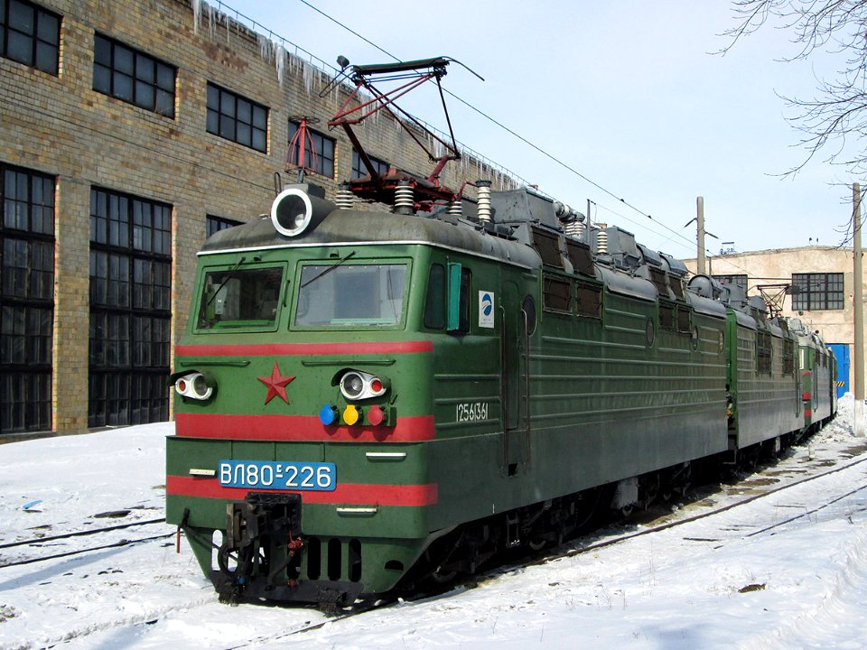 ВЛ80С-226,_Казахстан,_Карагандинская_область,_депо_Караганда-Сортировочная_(Trainpix_94500)