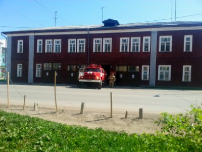 Пожарная_автоцистерна_выезжает_из_части,_Котлас_(02)