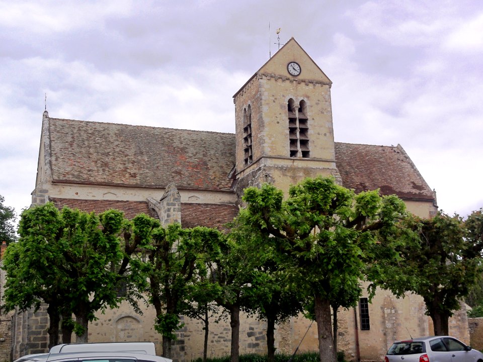 Église_Saint-Pierre_de_Lardy,_vue_laterale