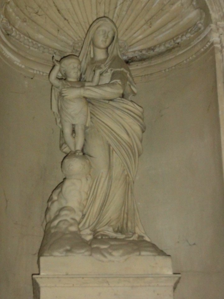 Église_Saint-Romain_de_Saint-Sauvant,_statue_vierge_et_enfant