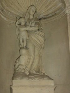 Église_Saint-Romain_de_Saint-Sauvant,_statue_vierge_et_enfant