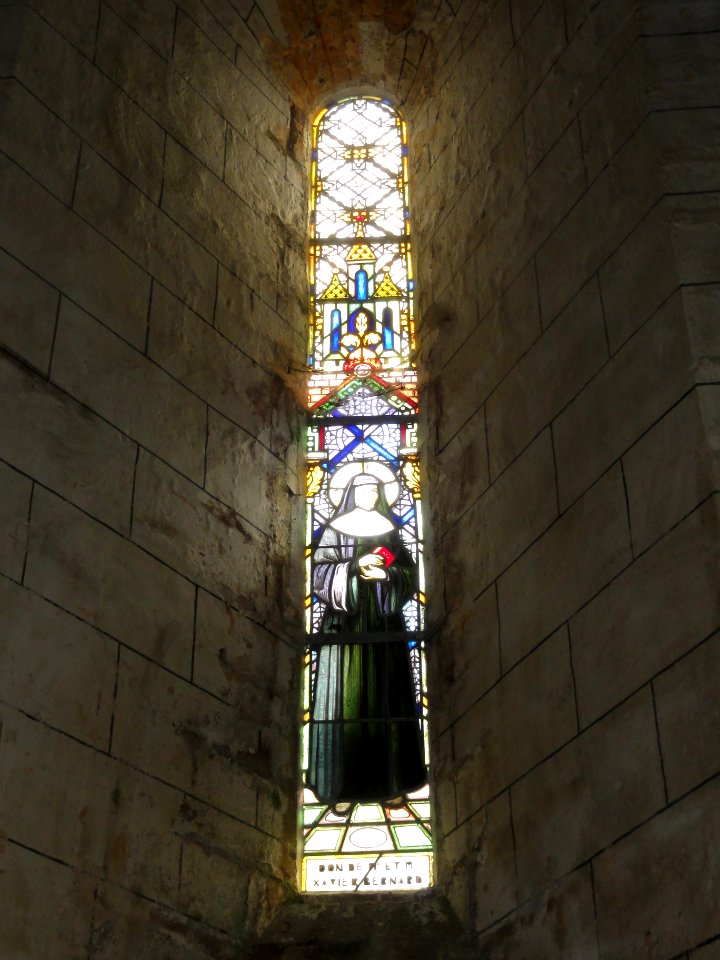 Église_Saint-Romain_de_Saint-Sauvant,_vitrail_2