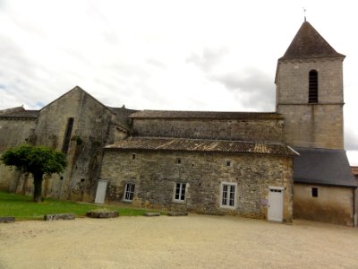 Église_Saint-Romain_de_Saint-Sauvant,_extérieur