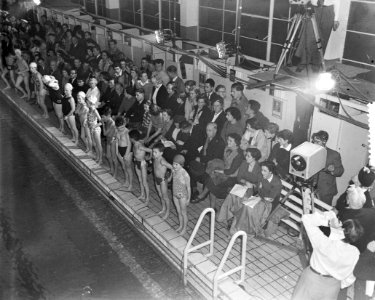 Ïn_het_zwemstadion_te_Naarden_werden_Nationale_zwemwedstrijden_georganiseerd_doo,_Bestanddeelnr_904-9192